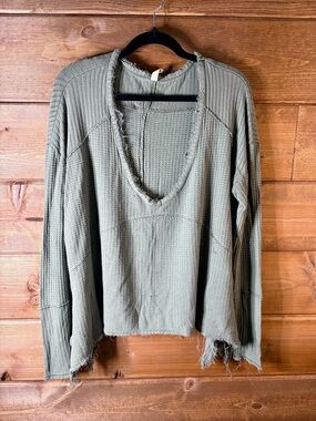 Free People Distressed Oversized Olive Waffle Knit V-Neck Top Size Small 💕🌴